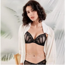 Бюстгалтер з мереживом на корректорі руки адама з кісточками 